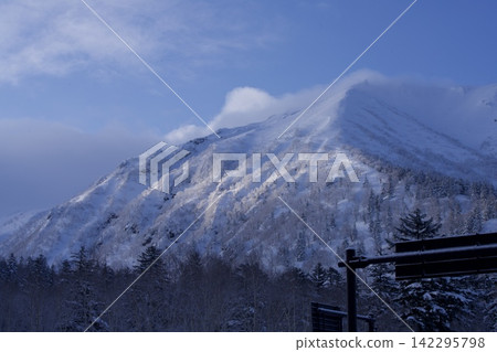 可以看到白雪皚皚的山脊和蔚藍的天空。 可以看到白雪皚皚的山脊和蔚藍的天空。 142295798