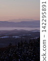 Winter mountain ranges and forests shrouded in morning mist. 142295891