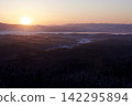 Snow-covered hills and a sea of clouds bathed in the morning sun 142295894