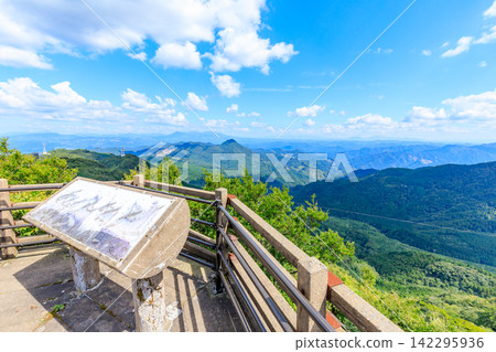 夏季從沙迦嶽山(沙迦岳雷達降雨觀測站)眺望,大分縣日田市 夏季從沙迦嶽山(沙迦岳雷達降雨觀測站)眺望,大分縣日田市 142295936