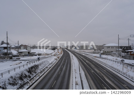 冬季,一條國道被白雪覆蓋。 冬季,一條國道被白雪覆蓋。 142296009