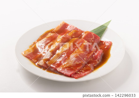 [美國牛肉] 切成薄片的牛小排（kalbi），用於日式烤肉（yakiniku），已調味。 142296033