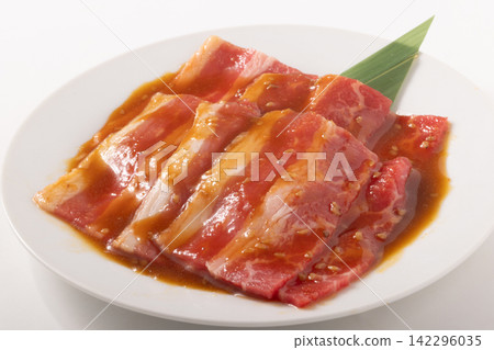 [美國牛肉] 切成薄片的牛小排（kalbi），用於日式烤肉（yakiniku），已調味。 142296035