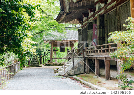 【滋賀縣東近江市】百齋寺:鐘樓、正殿和鬱鬱蔥蔥的綠植 【滋賀縣東近江市】百齋寺:鐘樓、正殿和鬱鬱蔥蔥的綠植 142296106