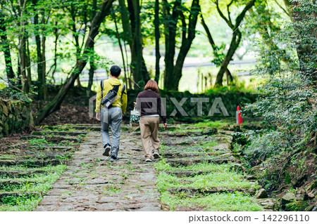 【滋賀縣東近江市】百齋寺:通往寺廟的道路上長滿了青苔,綠樹成蔭。 【滋賀縣東近江市】百齋寺:通往寺廟的道路上長滿了青苔,綠樹成蔭。 142296110