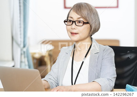 Senior women working in an office Senior women working in an office 142296267