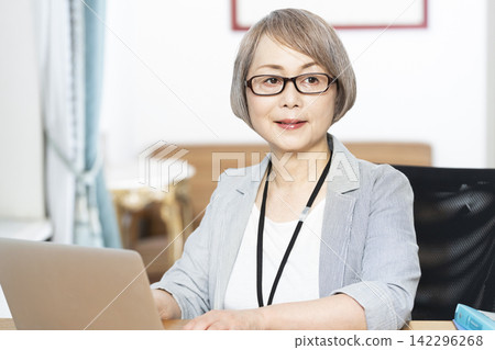 在辦公室工作的老年女性 在辦公室工作的老年女性 142296268