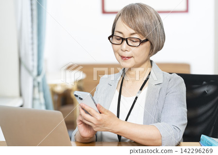 在辦公室工作的老年女性 在辦公室工作的老年女性 142296269