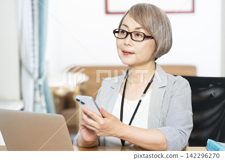 在辦公室工作的老年女性 在辦公室工作的老年女性 142296270