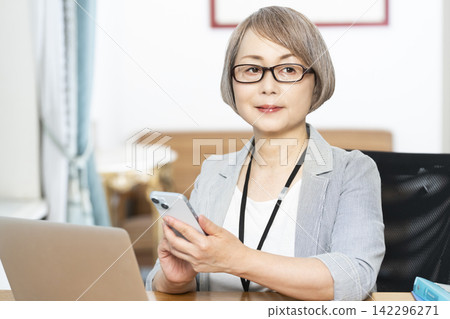 在辦公室工作的老年女性 142296271