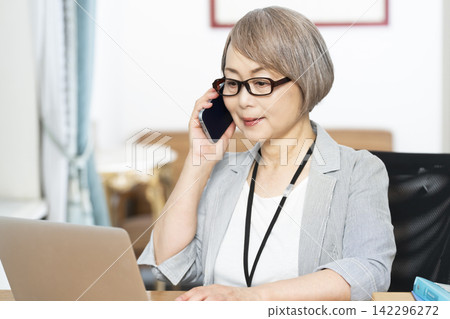 在辦公室工作的老年女性 在辦公室工作的老年女性 142296272
