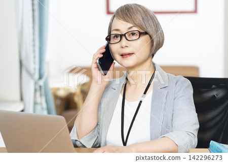 在辦公室工作的老年女性 在辦公室工作的老年女性 142296273