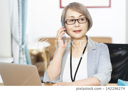 在辦公室工作的老年女性 在辦公室工作的老年女性 142296274