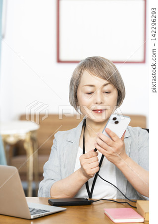 在辦公室工作的老年女性 在辦公室工作的老年女性 142296293