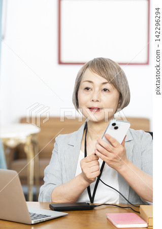 在辦公室工作的老年女性 142296294
