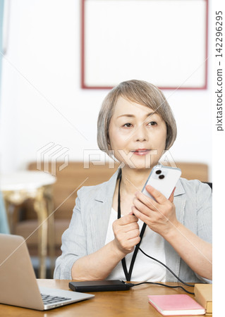 在辦公室工作的老年女性 在辦公室工作的老年女性 142296295