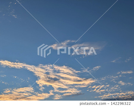 雲朵和藍天隱隱泛著夕陽的餘暉。 雲朵和藍天隱隱泛著夕陽的餘暉。 142296322
