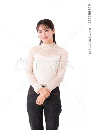 Cute woman in her 20s Cute woman in her 20s 142296409