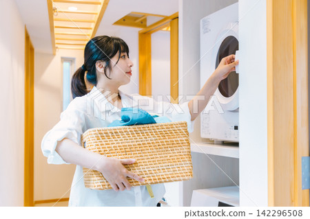 家庭主婦在家洗衣服 142296508