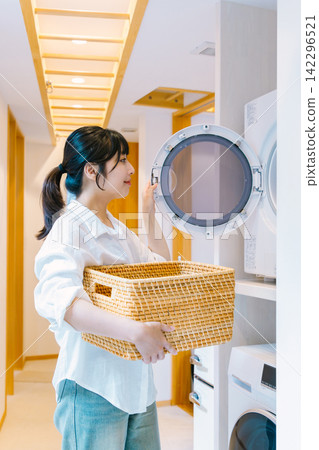 家庭主婦在家洗衣服 家庭主婦在家洗衣服 142296521