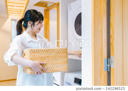 家庭主婦在家洗衣服 家庭主婦在家洗衣服 142296525