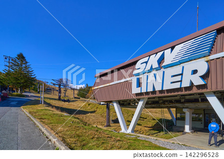 Autumn at the Kurumayama Plateau in Chino City, Nagano Prefecture: Skyliner Sky Liner base station of the Kurumayama Plateau observation lift. Autumn at the Kurumayama Plateau in Chino City, Nagano Prefecture: Skyliner Sky Liner base station of the Kurumayama Plateau observation lift. 142296528