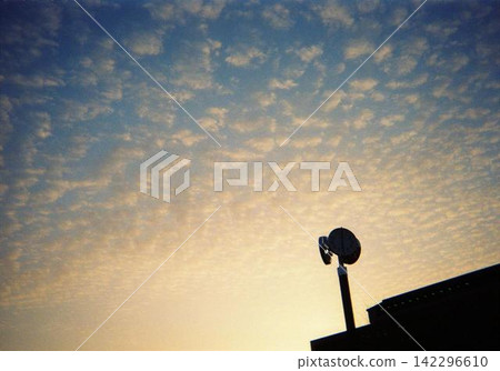 傍晚的天空中,路燈搖曳。 傍晚的天空中,路燈搖曳。 142296610