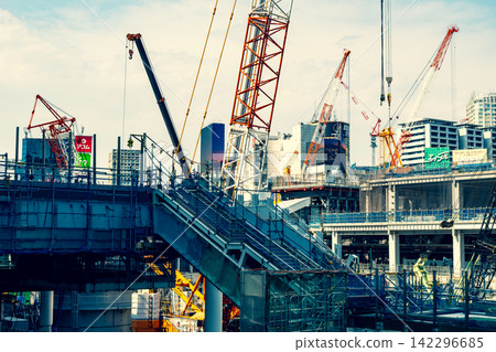 澀谷站西口施工中;行人天橋施工中;2026.07 b-3 暖色和冷色強調 澀谷站西口施工中;行人天橋施工中;2026.07 b-3 暖色和冷色強調 142296685