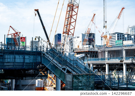 澀谷站西口施工中;行人天橋施工中;預計2026年7月完工;b-5 冷色調 澀谷站西口施工中;行人天橋施工中;預計2026年7月完工;b-5 冷色調 142296687