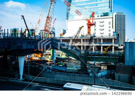澀谷站西口施工中；行人天橋施工中；2026.07 c-2 高飽和度對比 142296690