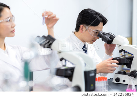 Research Image: Men and women working in a research lab. Photography cooperation: Denpa Gakuen Tokyo Electronics College. Research Image: Men and women working in a research lab. Photography cooperation: Denpa Gakuen Tokyo Electronics College. 142296924