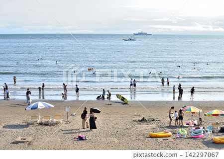 Kugenuma Beach on a perfect day for swimming. Kugenuma Beach on a perfect day for swimming. 142297067