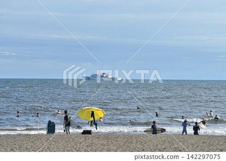 People enjoying surfing at Kugenuma Beach People enjoying surfing at Kugenuma Beach 142297075