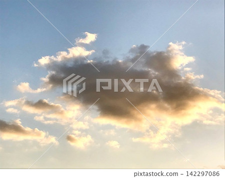 十一月的傍晚,夕陽灑在漂浮的雲朵上,投下美麗的影子。 十一月的傍晚,夕陽灑在漂浮的雲朵上,投下美麗的影子。 142297086