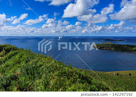 從北海道禮文島五郎太岬可以欣賞到壯麗的海洋和遠處的山脈全景。 從北海道禮文島五郎太岬可以欣賞到壯麗的海洋和遠處的山脈全景。 142297192