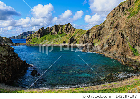 在北海道禮文島隅海岬平靜的海灣裡，美麗的翠綠海洋綿延展開。 142297198