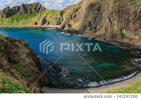 在北海道禮文島隅海岬,壯麗的夏日雲彩籠罩著廣闊的天空,展現出神秘的海灣景色。 在北海道禮文島隅海岬,壯麗的夏日雲彩籠罩著廣闊的天空,展現出神秘的海灣景色。 142297200
