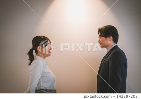 一段男女之間的辦公室戀情,營造出令人心跳加速、命中註定的邂逅氛圍。 一段男女之間的辦公室戀情,營造出令人心跳加速、命中註定的邂逅氛圍。 142297202