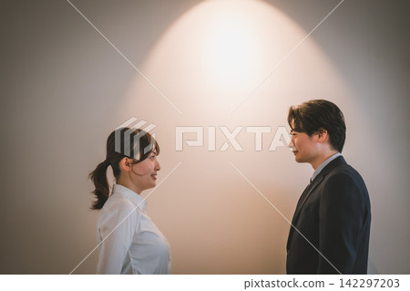 辦公室戀情在充滿活力的職場中悄悄萌芽。 142297203