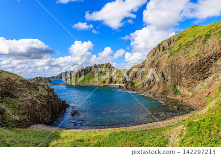 北海道禮文島隅海岬擁有壯麗的自然美景,崎嶇的懸崖和清澈湛藍的大海令人著迷。 北海道禮文島隅海岬擁有壯麗的自然美景,崎嶇的懸崖和清澈湛藍的大海令人著迷。 142297213