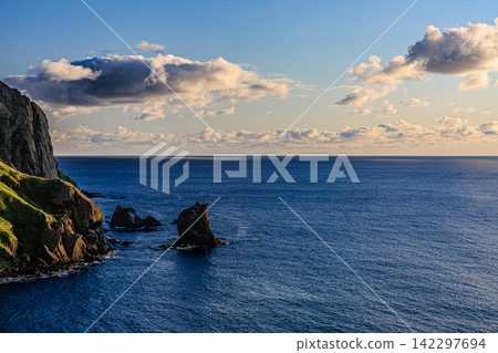從北海道禮文島的桃台貓台展望台可以欣賞到寧靜的大海和日落時壯麗的貓岩的壯麗景色。 從北海道禮文島的桃台貓台展望台可以欣賞到寧靜的大海和日落時壯麗的貓岩的壯麗景色。 142297694