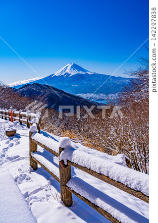 【山梨縣】雪後從禦坂峠眺望富士山 【山梨縣】雪後從禦坂峠眺望富士山 142297838