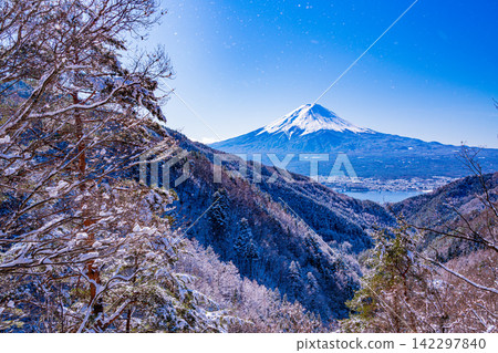【山梨縣】雪後從禦坂峠眺望富士山 【山梨縣】雪後從禦坂峠眺望富士山 142297840