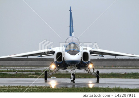 藍色衝擊號飛機迎著雨水衝下跑道 藍色衝擊號飛機迎著雨水衝下跑道 142297911