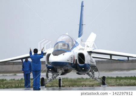 Blue Impulse receiving ground guidance on a rainy runway Blue Impulse receiving ground guidance on a rainy runway 142297912