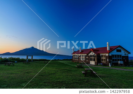 Mount Rishiri and the school building as seen from the Northern Canary Park in Rishiri-Rebun-Sarobetsu National Park before dawn. Mount Rishiri and the school building as seen from the Northern Canary Park in Rishiri-Rebun-Sarobetsu National Park before dawn. 142297958