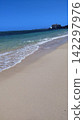 A private beach on the west coast of Okinawa Prefecture, with clear waters and white sand in May. 142297976
