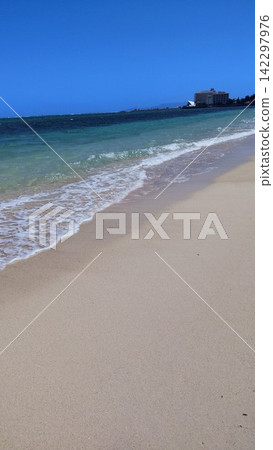 A private beach on the west coast of Okinawa Prefecture, with clear waters and white sand in May. A private beach on the west coast of Okinawa Prefecture, with clear waters and white sand in May. 142297976