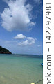 A private beach on the west coast of Okinawa Prefecture, with clear waters in April. 142297981