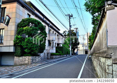A quiet, upscale residential area in Shirokane-Chojamaru, Tokyo. A quiet, upscale residential area in Shirokane-Chojamaru, Tokyo. 142298050